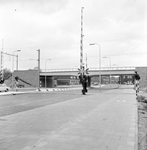 859310 Gezicht op het nieuwe spoorviaduct over de Cartesiusweg / St. Josephlaan te Utrecht, met op de voorgrond de ...